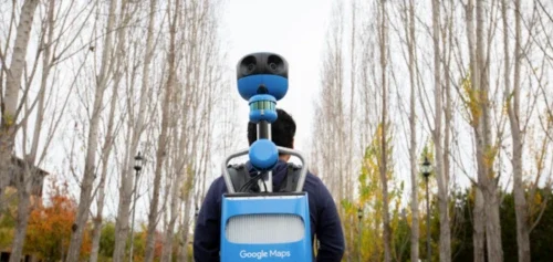 El camello que trabaja para Google hombre con mochila trekker working para google maps
